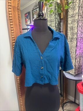 Cropped Textured Button-Front Shirt in Teal - Women